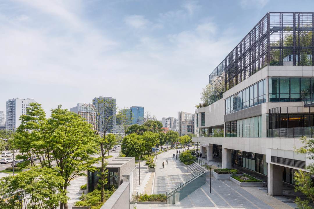 밝은 도심의 대규모 상업시설과 보행 공간